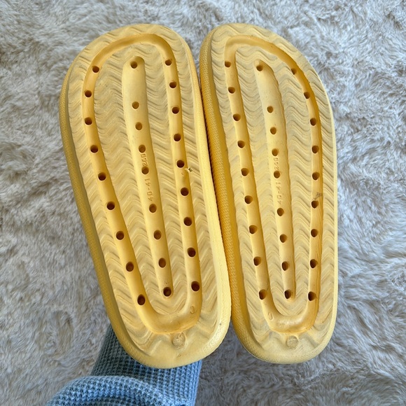 Yellow cloud slip on slide sandals, size 9 - Picture 6 of 9